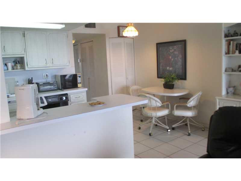 300 Oregon Street, Unit 403 Hollywood, FL 33019 - Photo 7 of 10 Dining Room