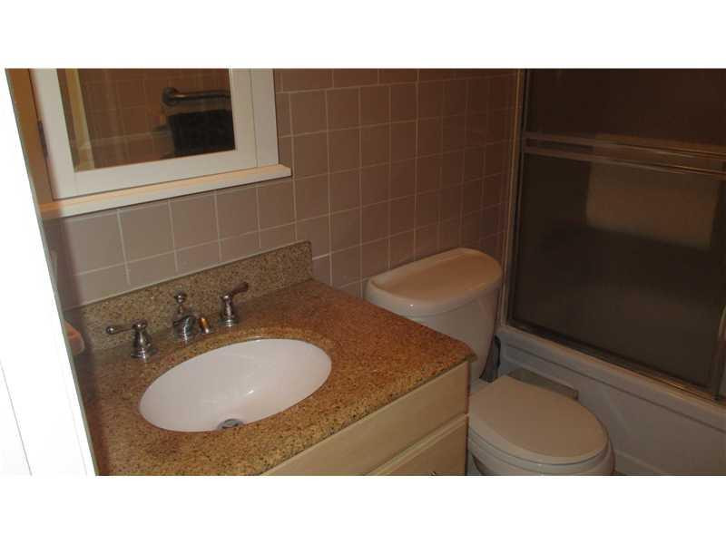 300 Oregon Street, Unit 403 Hollywood, FL 33019 - Photo 9 of 10 Bathroom
