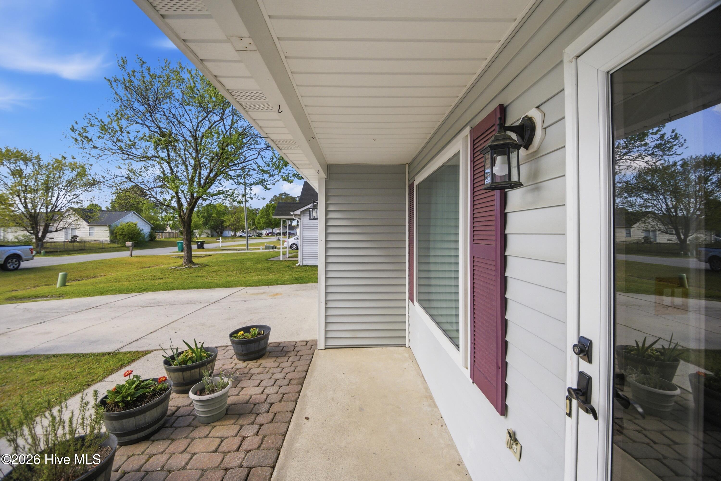 327 Running Road Jacksonville, NC 28546 - Photo 3 of 35 398A7085