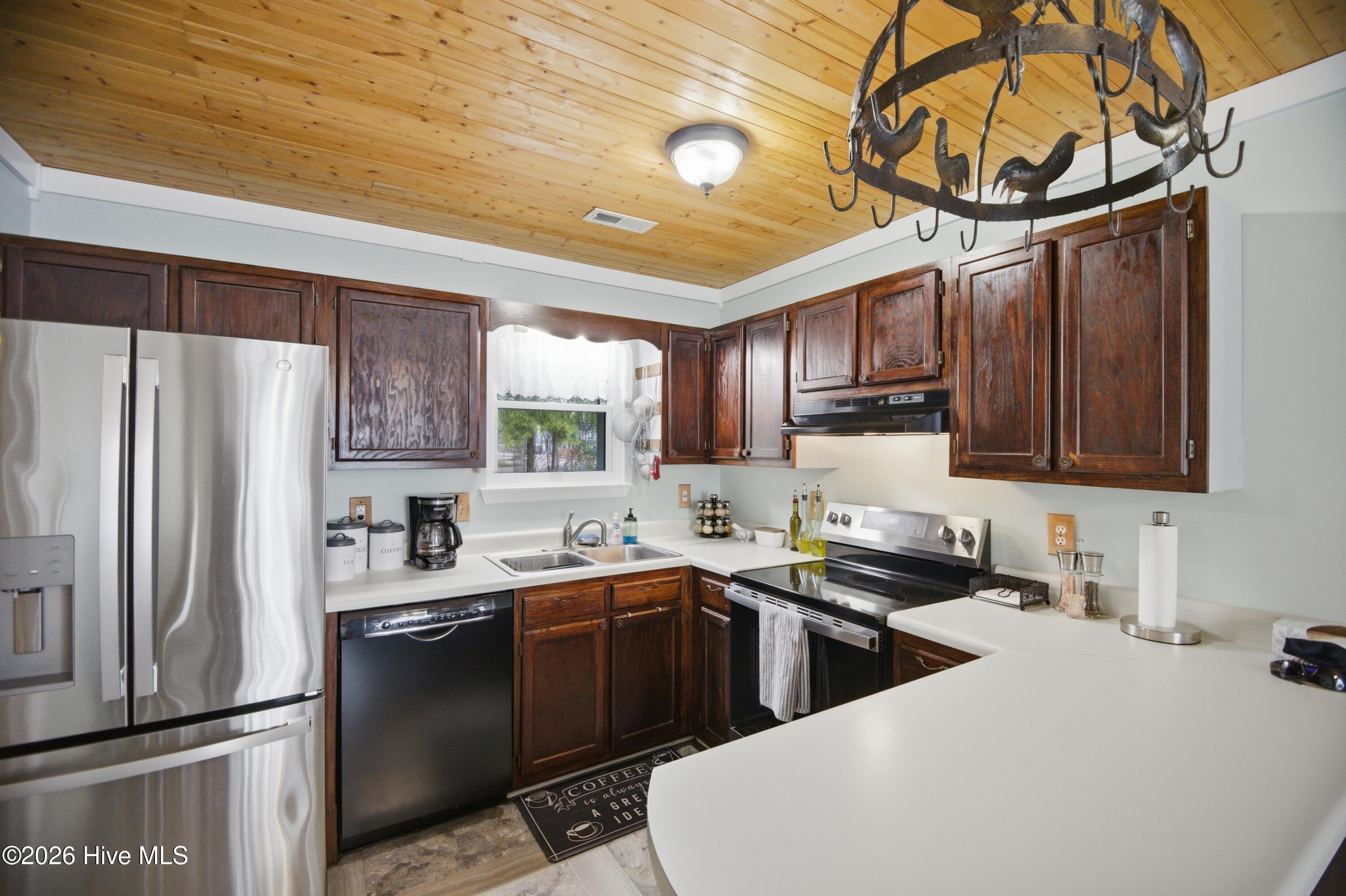 327 Running Road Jacksonville, NC 28546 - Photo 8 of 35 398A7125