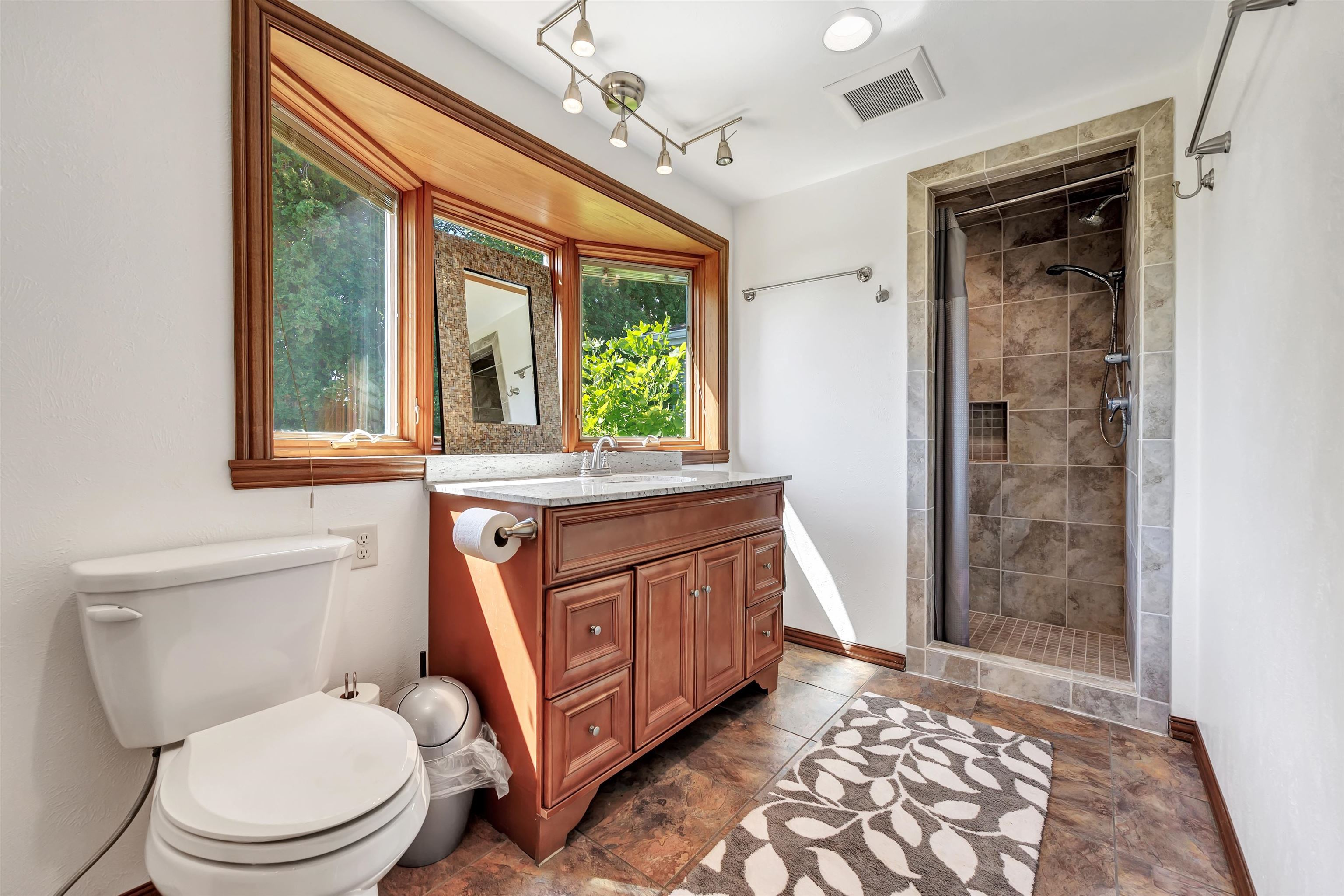 660 North Northview Road Green Bay, WI 54311 - Photo 9 of 44 Gallery Image 9