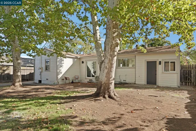 a view of a house with backyard