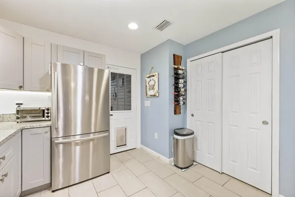 a view of a livingroom with washer and dryer