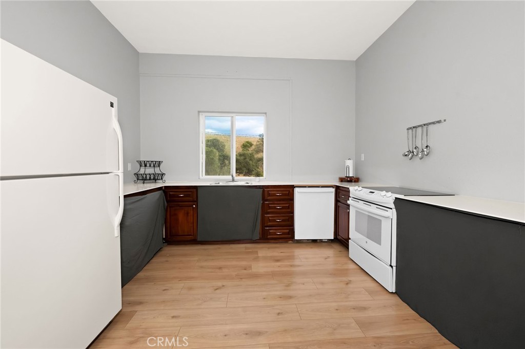 2728 Pentz Road Oroville, CA 95965 - Photo 31 of 52 a kitchen with granite countertop a refrigerator and a sink