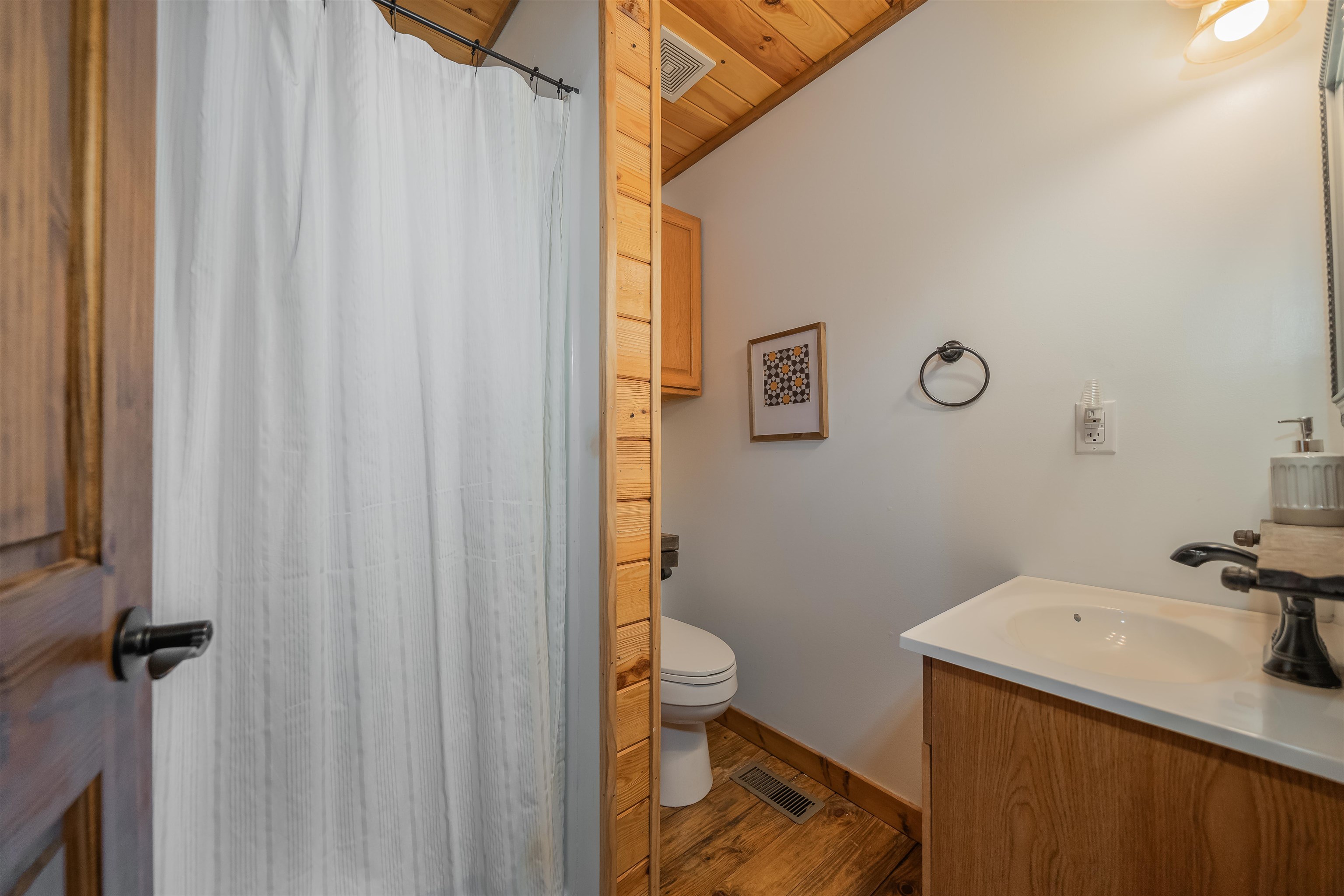 3 Shady Tree Iuka, MS 38852 - Photo 25 of 33 Full Shared Bathroom