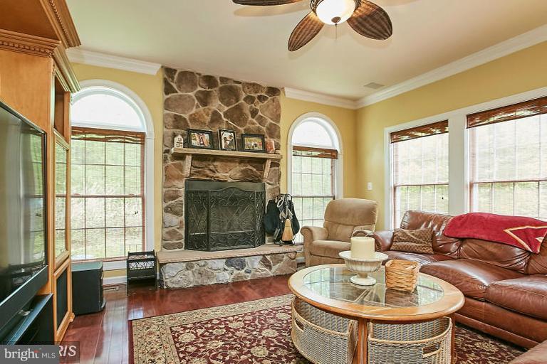 11370 French Road Lorton, VA 22079 - Photo 6 of 20 Living Room
