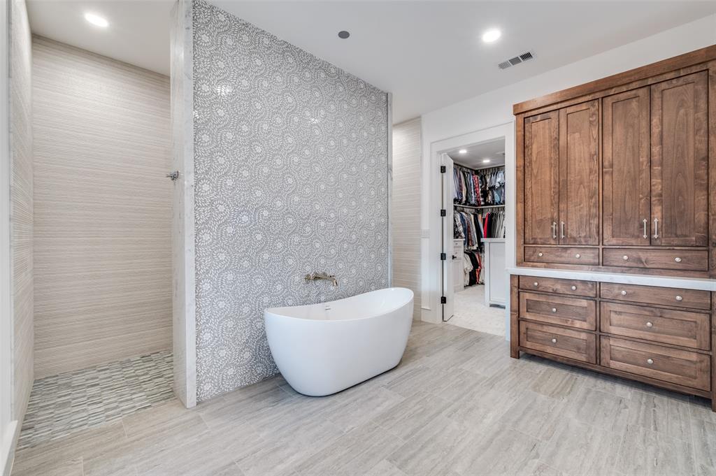 5165 Hartlee Field Road Denton, TX 76208 - Photo 10 of 39 a spacious bathroom with a bathtub and shower