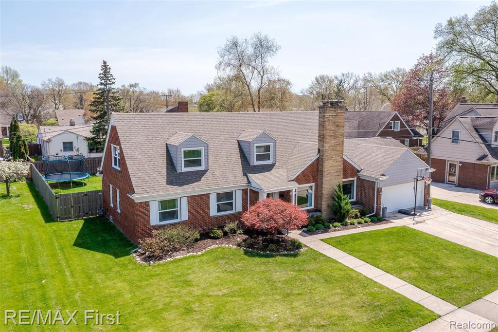 19950 Holiday Road Grosse Pointe Woods, MI 48236 - Photo 3 of 30