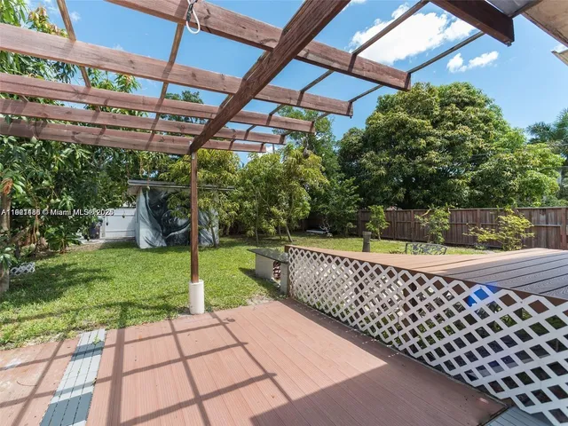 a view of a backyard