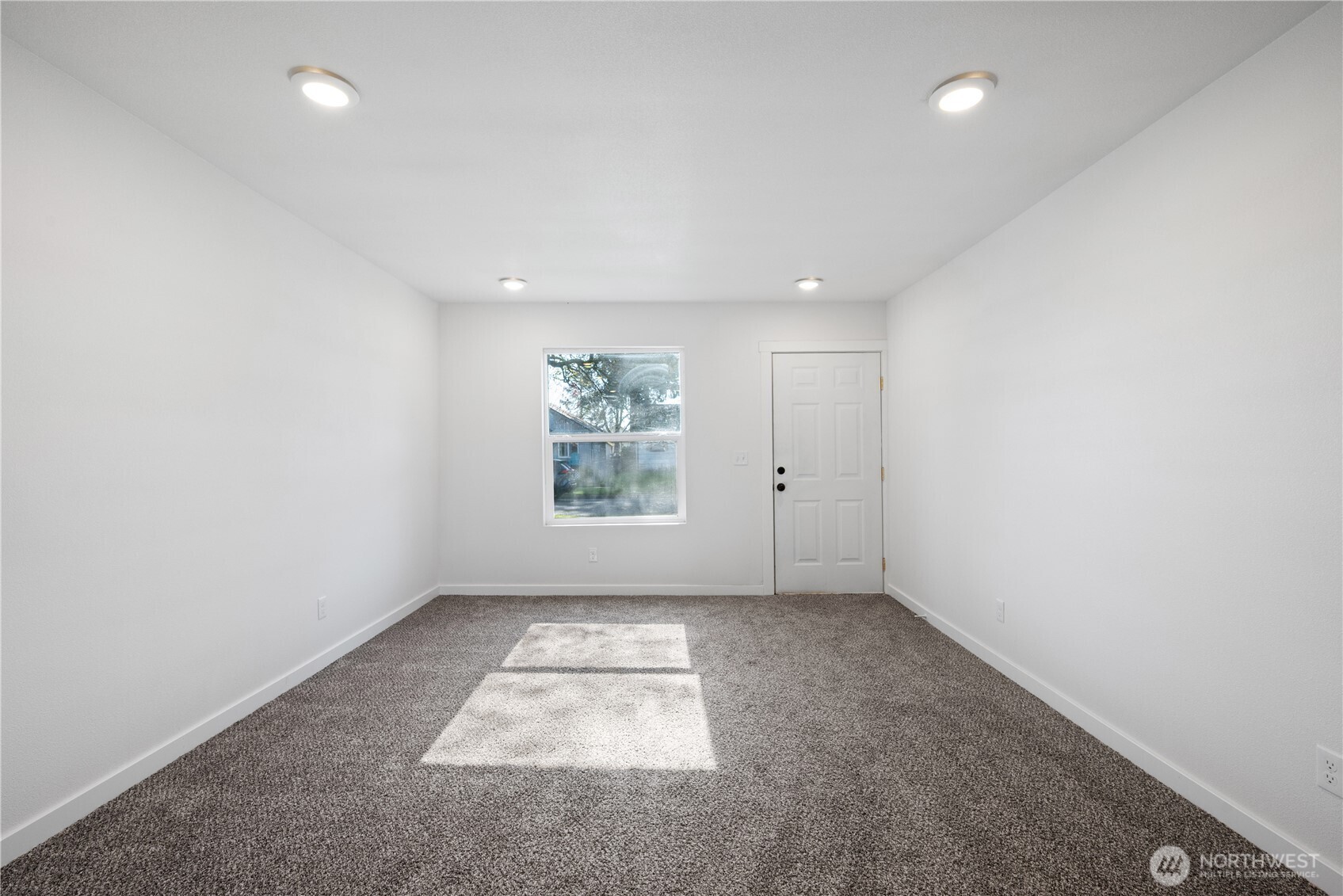 285 20th Avenue Longview, WA 98632 - Photo 15 of 37 an empty room with windows