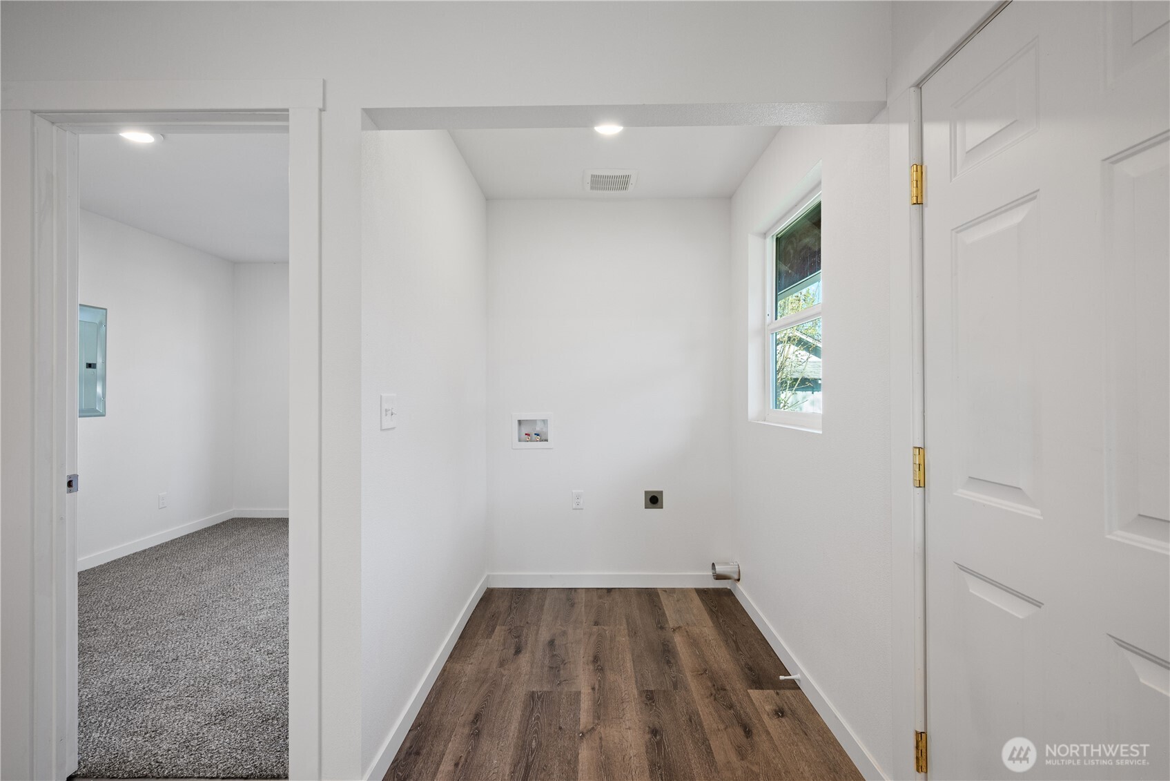 285 20th Avenue Longview, WA 98632 - Photo 18 of 37 a view of a hallway