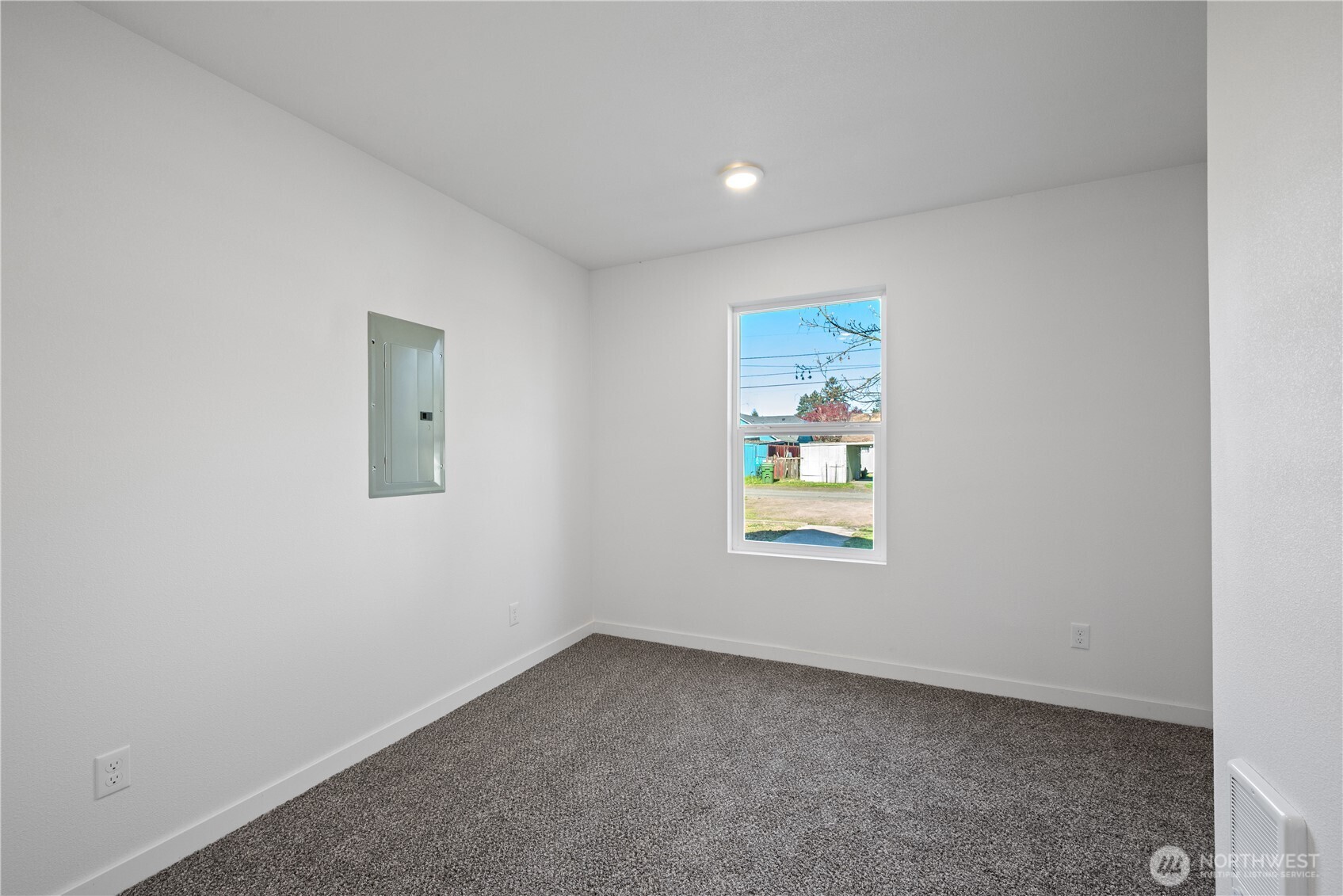 285 20th Avenue Longview, WA 98632 - Photo 19 of 37 an empty room with a window
