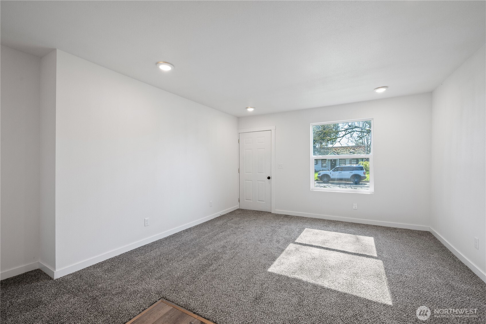 285 20th Avenue Longview, WA 98632 - Photo 24 of 37 an empty room with windows