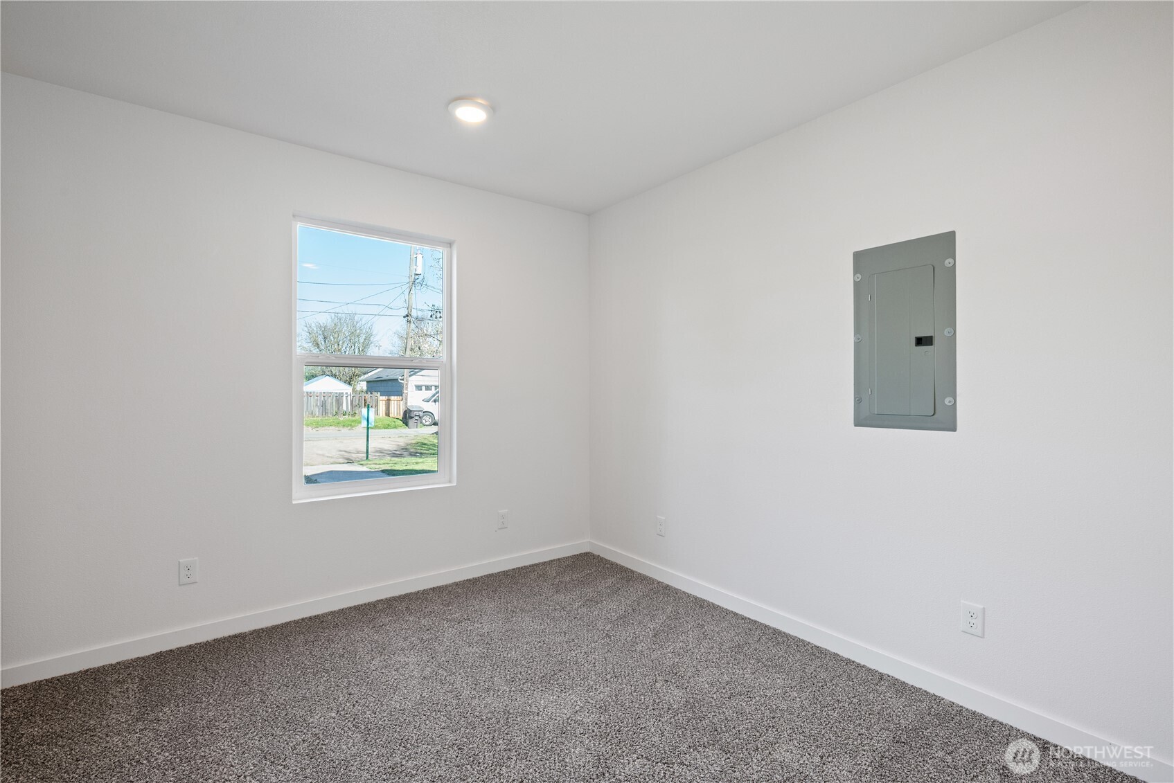 285 20th Avenue Longview, WA 98632 - Photo 30 of 37 an empty room with windows
