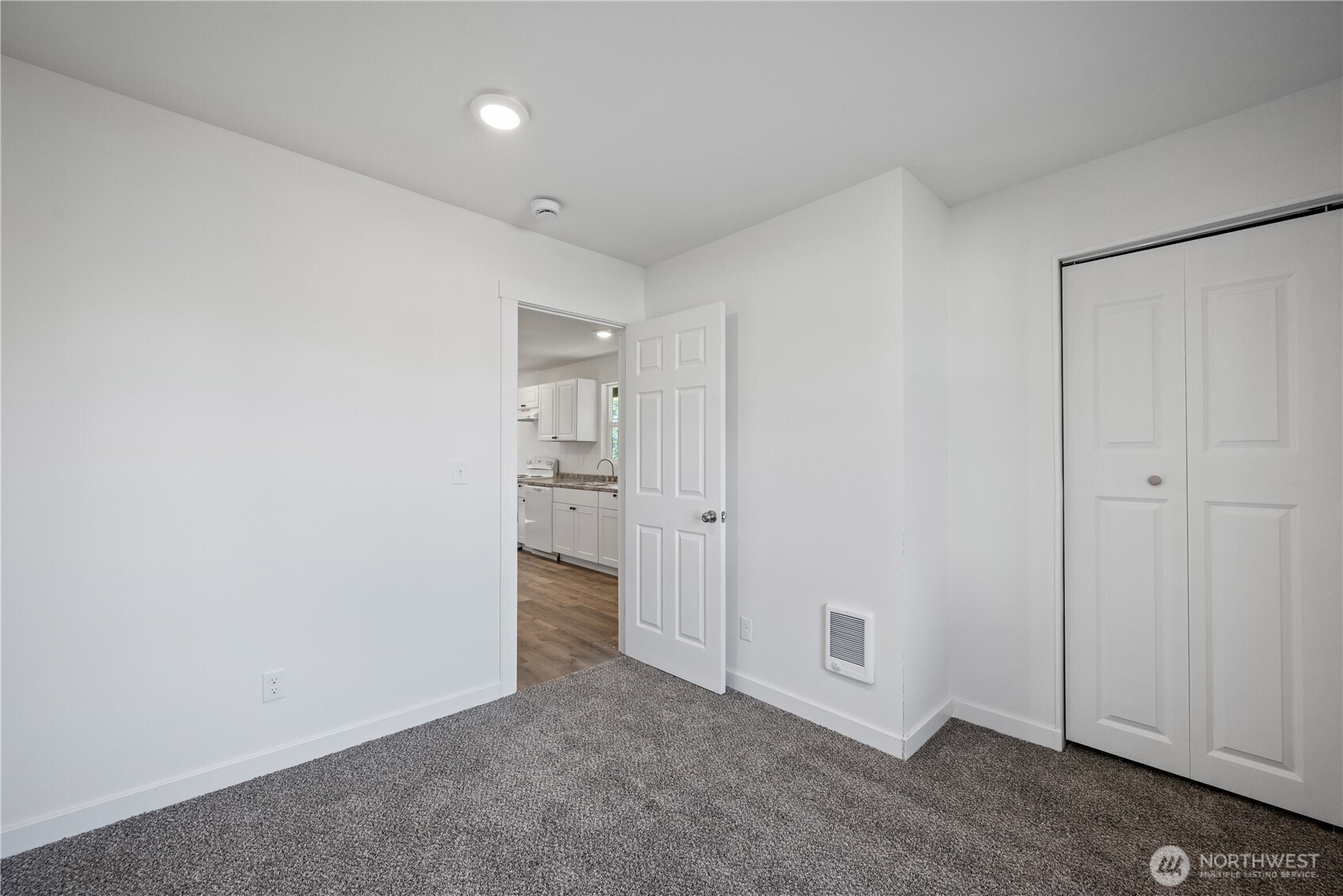285 20th Avenue Longview, WA 98632 - Photo 31 of 37 a view of a room with a hallway