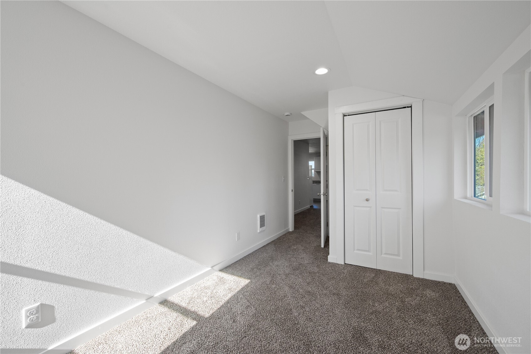 285 20th Avenue Longview, WA 98632 - Photo 9 of 37 a view of an empty room