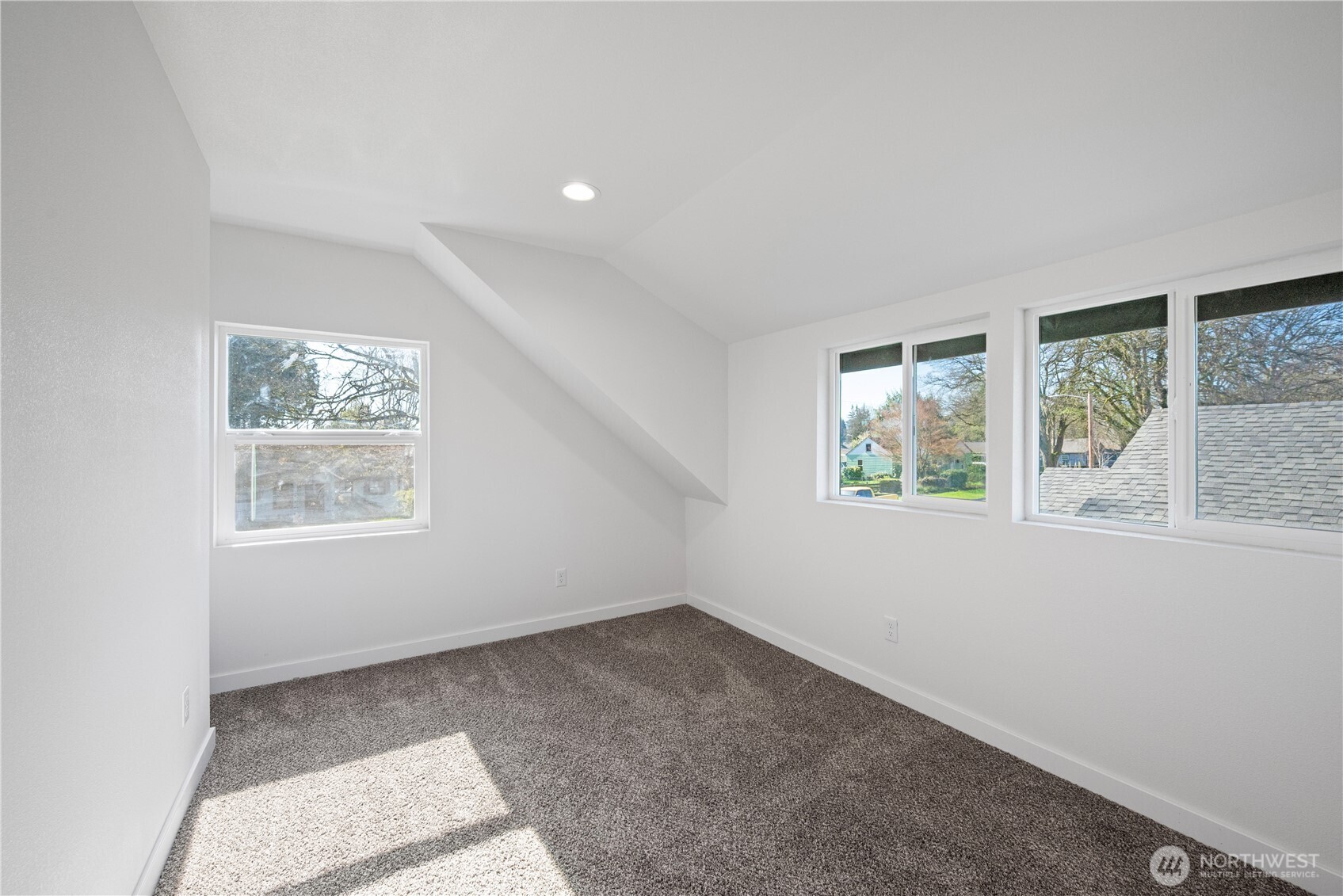 285 20th Avenue Longview, WA 98632 - Photo 10 of 37 an empty room with windows