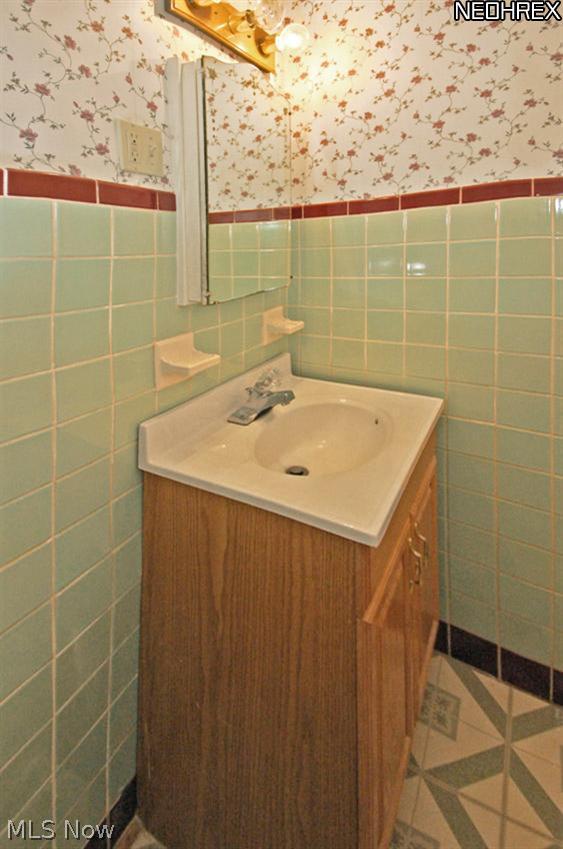2581 Shaker Road Cleveland Heights, OH 44118 - Photo 16 of 25 Half bath located on the 1st floor. It is conveniently located off the center hallway.