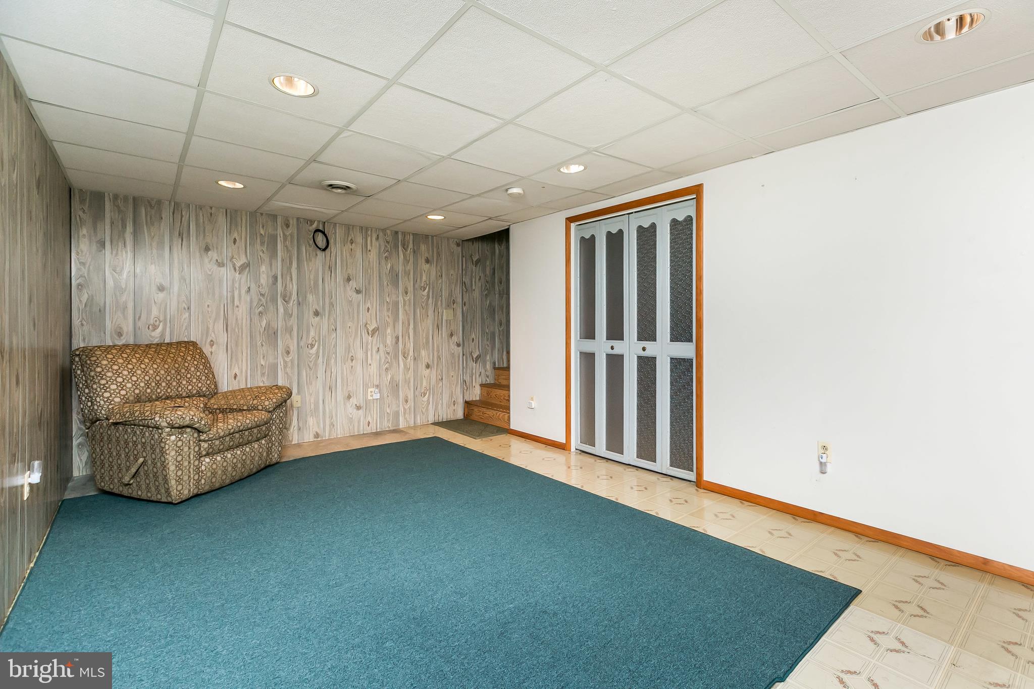 2507 Maple Road Baltimore, MD 21219 - Photo 19 of 29 an empty room with furniture and a window