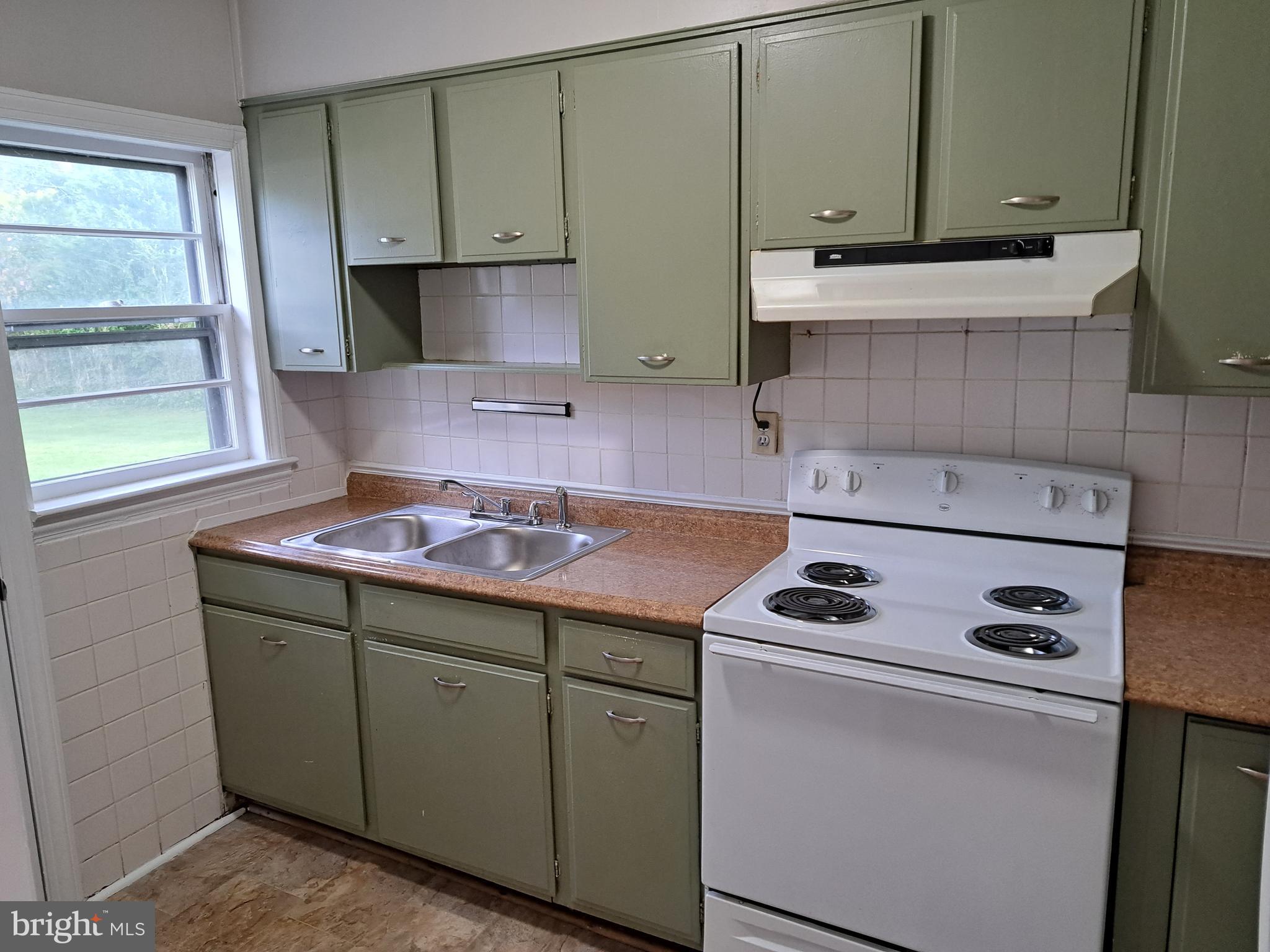 415 Biggs Avenue, Unit 1 Frederick, MD 21702 - Photo 10 of 29 a kitchen with a stove and a cabinets