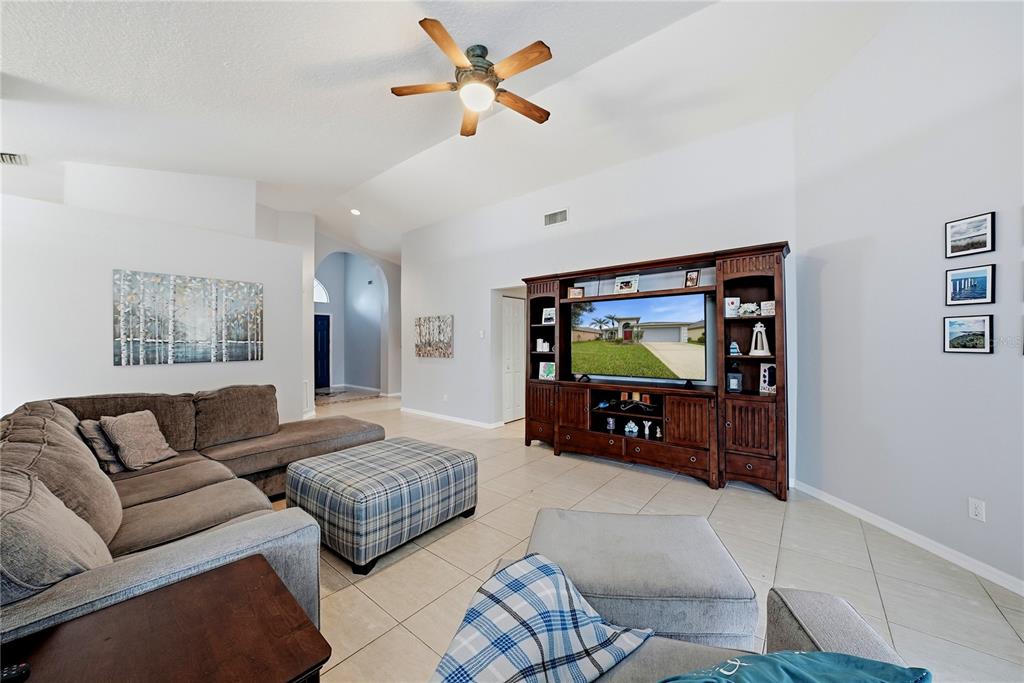2012 Bridgehampton Place Brandon, FL 33511 - Photo 8 of 32 Gallery Image 8