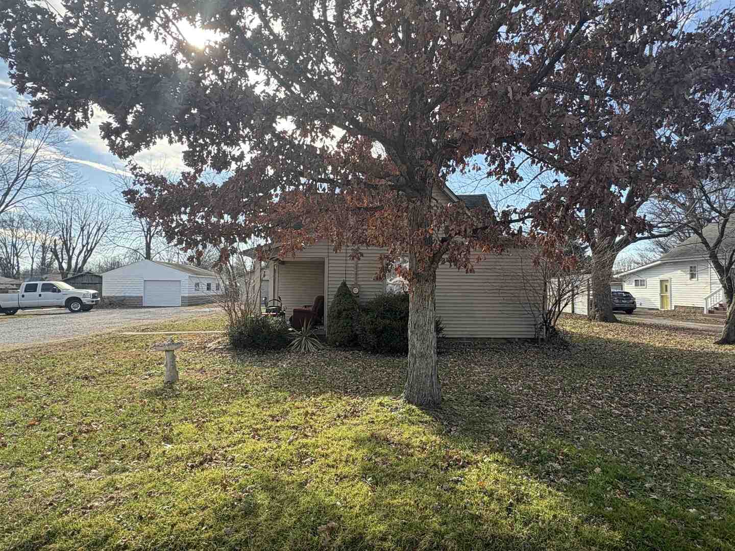 1615 West Chestnut Street Marion, IL 62959 - Photo 18 of 18 a view of a yard with yellow house