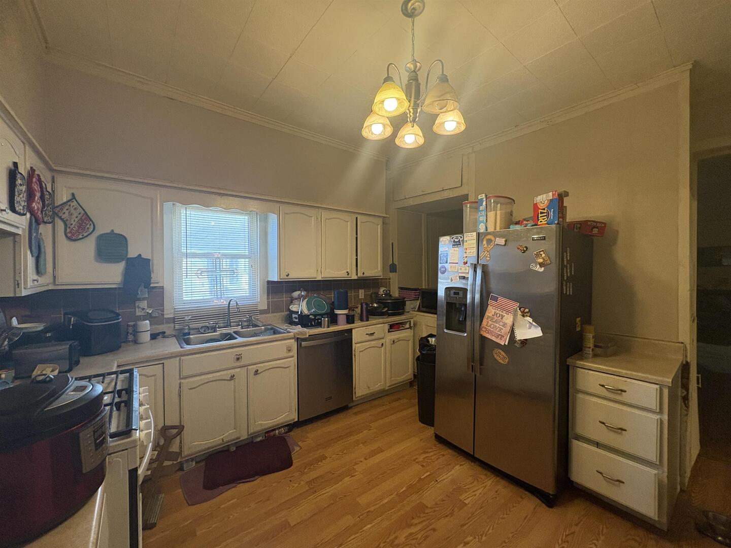 1615 West Chestnut Street Marion, IL 62959 - Photo 8 of 18 a kitchen with cabinets a sink and appliances