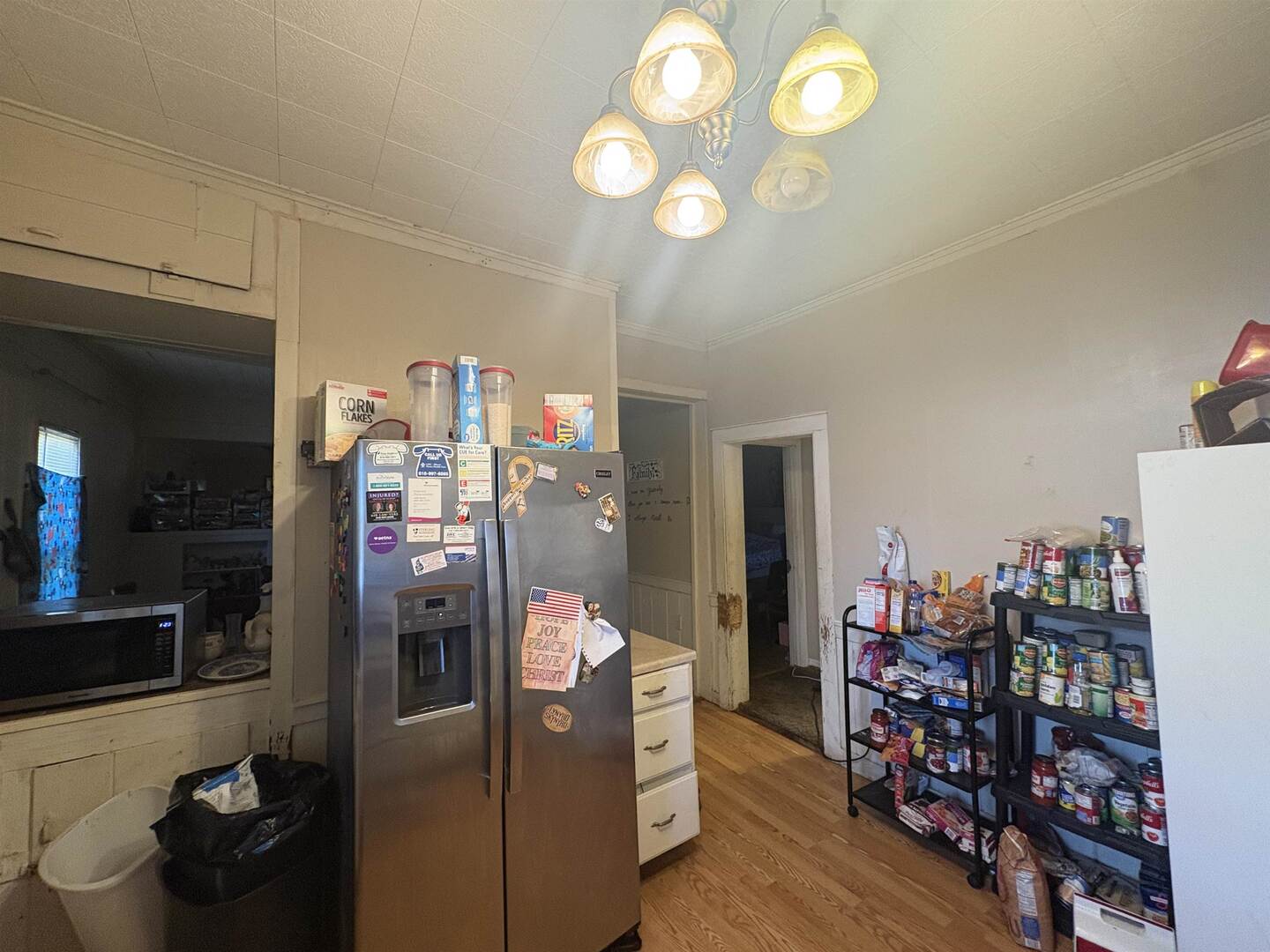 1615 West Chestnut Street Marion, IL 62959 - Photo 9 of 18 a view of a livingroom with furniture and toys