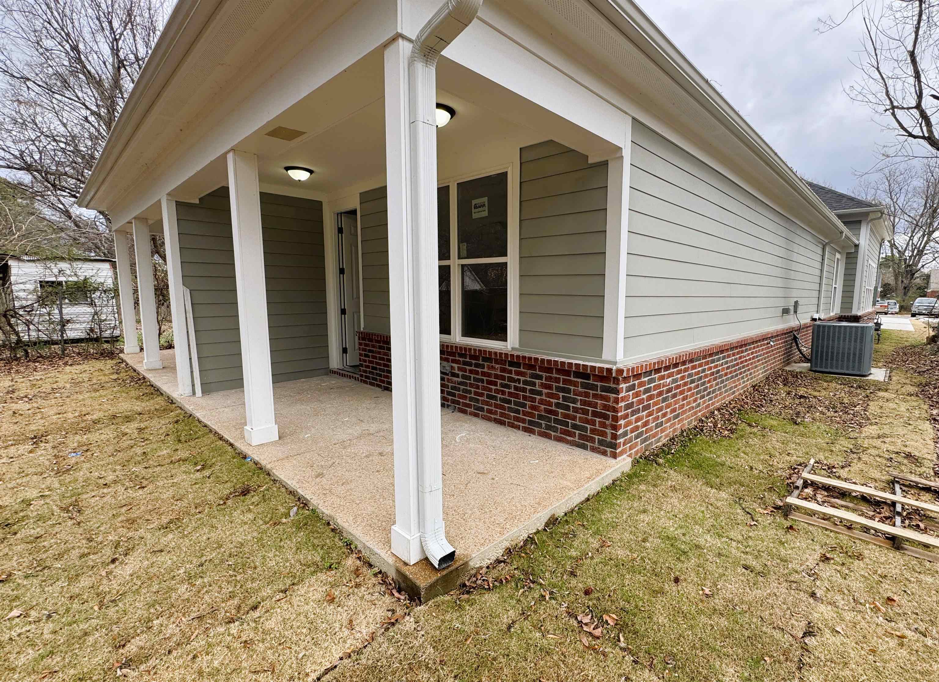 547 Berclair Road, Unit 101 Memphis, TN 38122 - Photo 17 of 19 View of side of home with brick siding, a lawn, and a patio