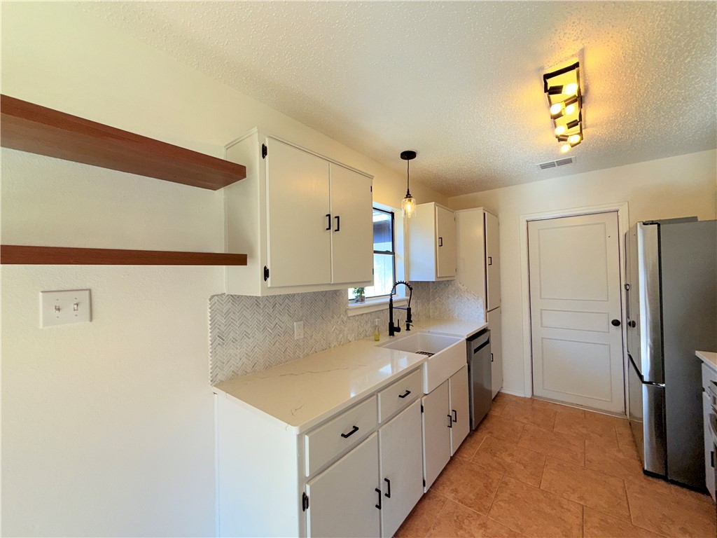 2229 Pebble Beach Drive Ingleside, TX 78362 - Photo 5 of 33 a bathroom with a double vanity sink and mirror