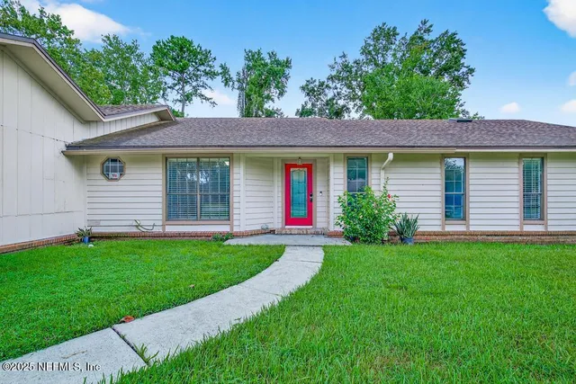 a view of a house with a yard