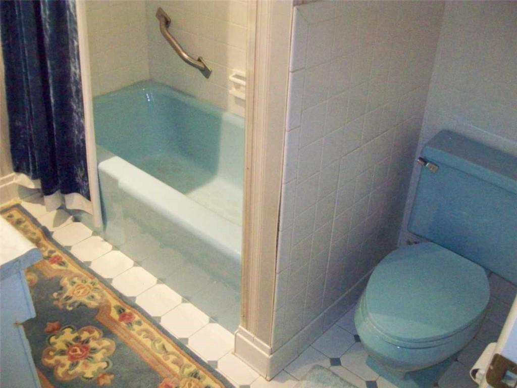 124 Herbst Road Coraopolis, PA 15108 - Photo 19 of 24 a bathroom with a toilet and a bathtub
