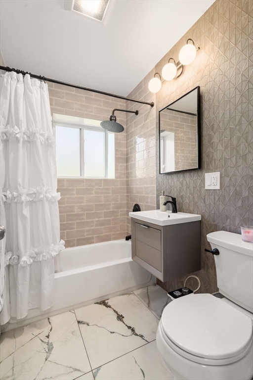 23 Westgate Road, Unit 6 Chestnut Hill, MA 02467 - Photo 12 of 19 a bathroom with a toilet a sink and bathtub