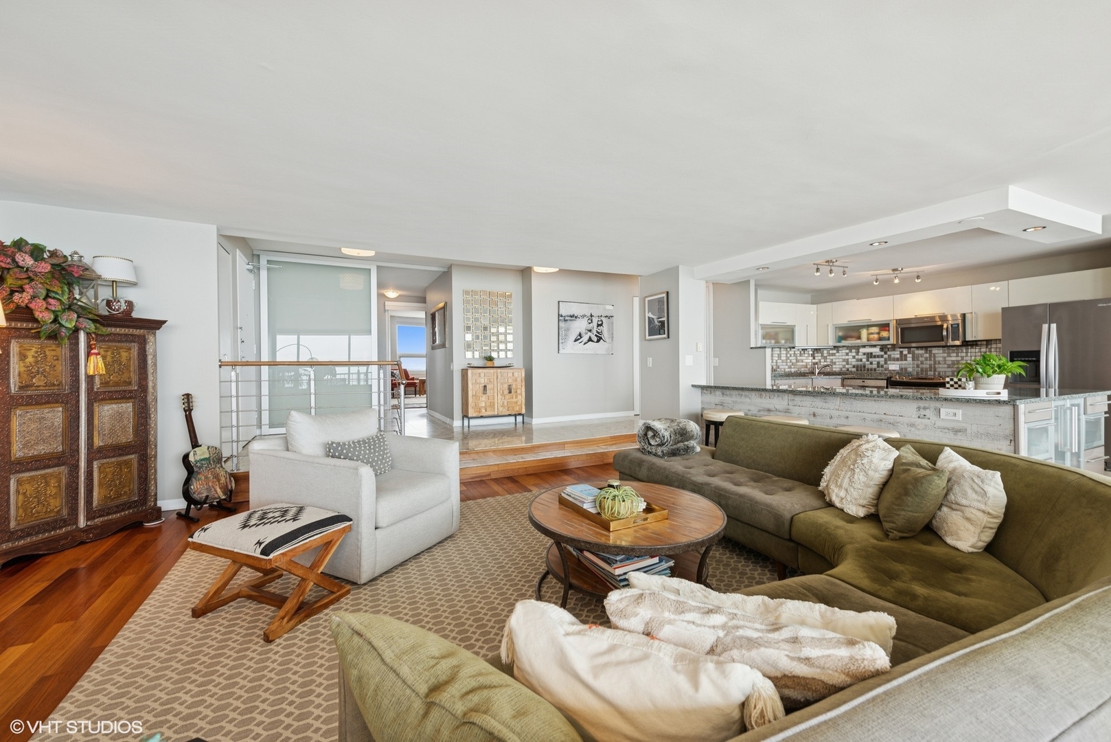 5733 North Sheridan Road, Unit 29D Chicago, IL 60660 - Photo 18 of 40 a living room with furniture and a wooden floor