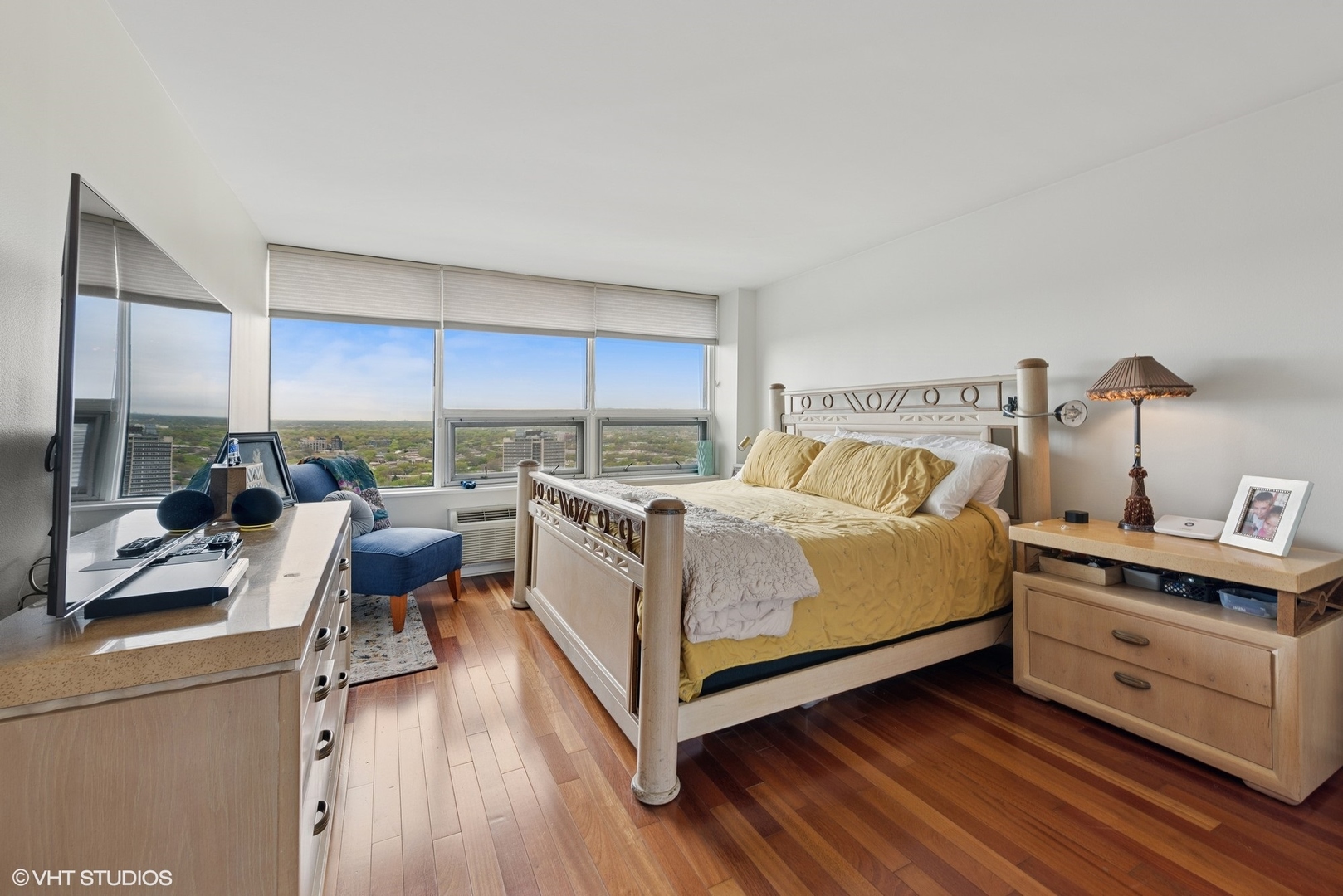 5733 North Sheridan Road, Unit 29D Chicago, IL 60660 - Photo 21 of 40 a bed room with a bed and a chair