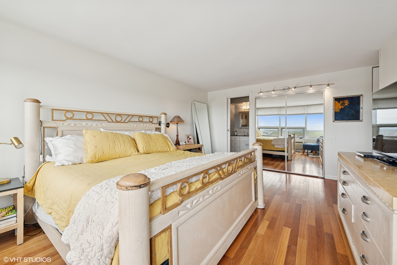 5733 North Sheridan Road, Unit 29D Chicago, IL 60660 - Photo 22 of 40 a bed room with a bed and a television