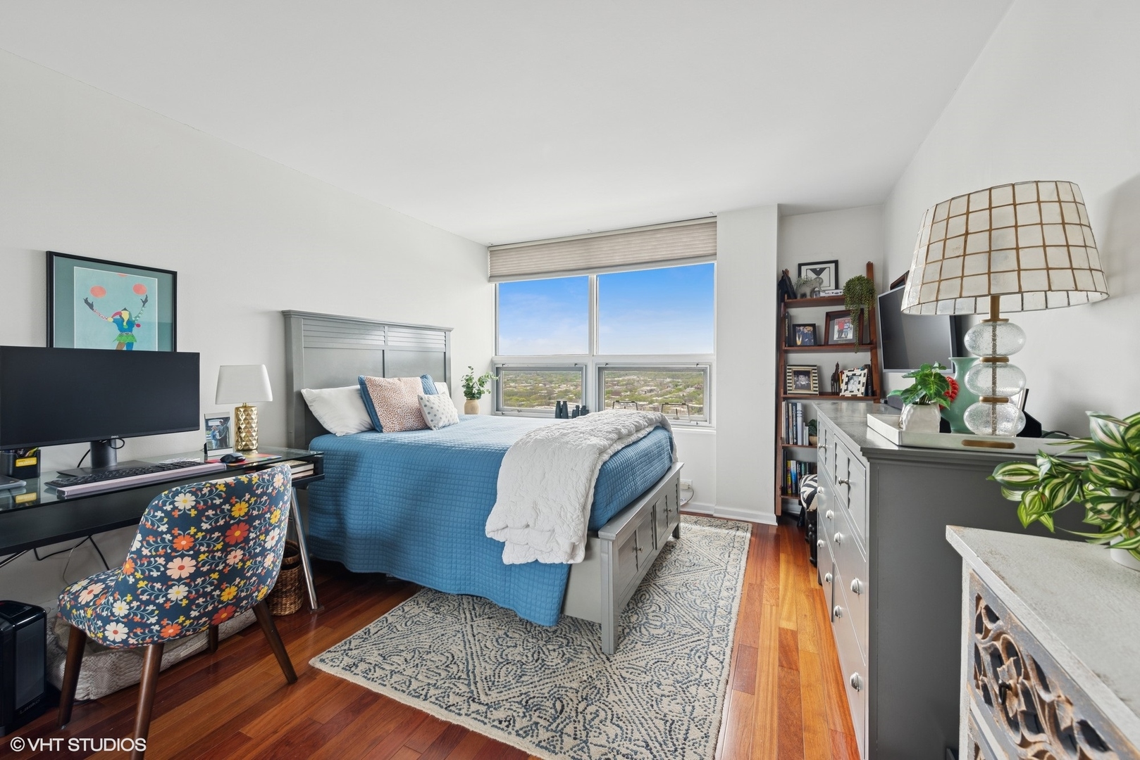 5733 North Sheridan Road, Unit 29D Chicago, IL 60660 - Photo 24 of 40 a bed room with furniture and a bed