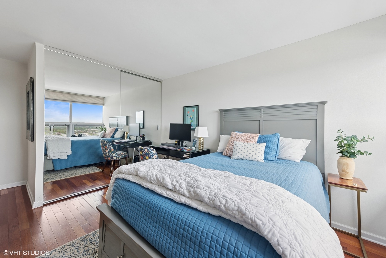 5733 North Sheridan Road, Unit 29D Chicago, IL 60660 - Photo 25 of 40 a large bedroom with a bed and glass window