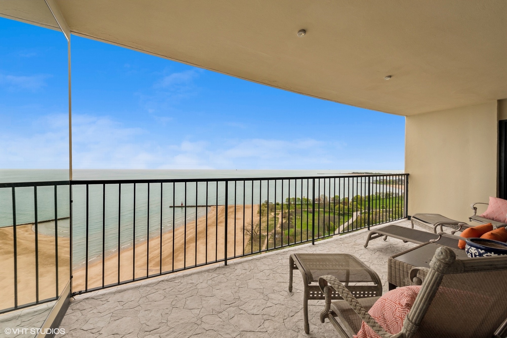 5733 North Sheridan Road, Unit 29D Chicago, IL 60660 - Photo 29 of 40 a balcony view with a seating space