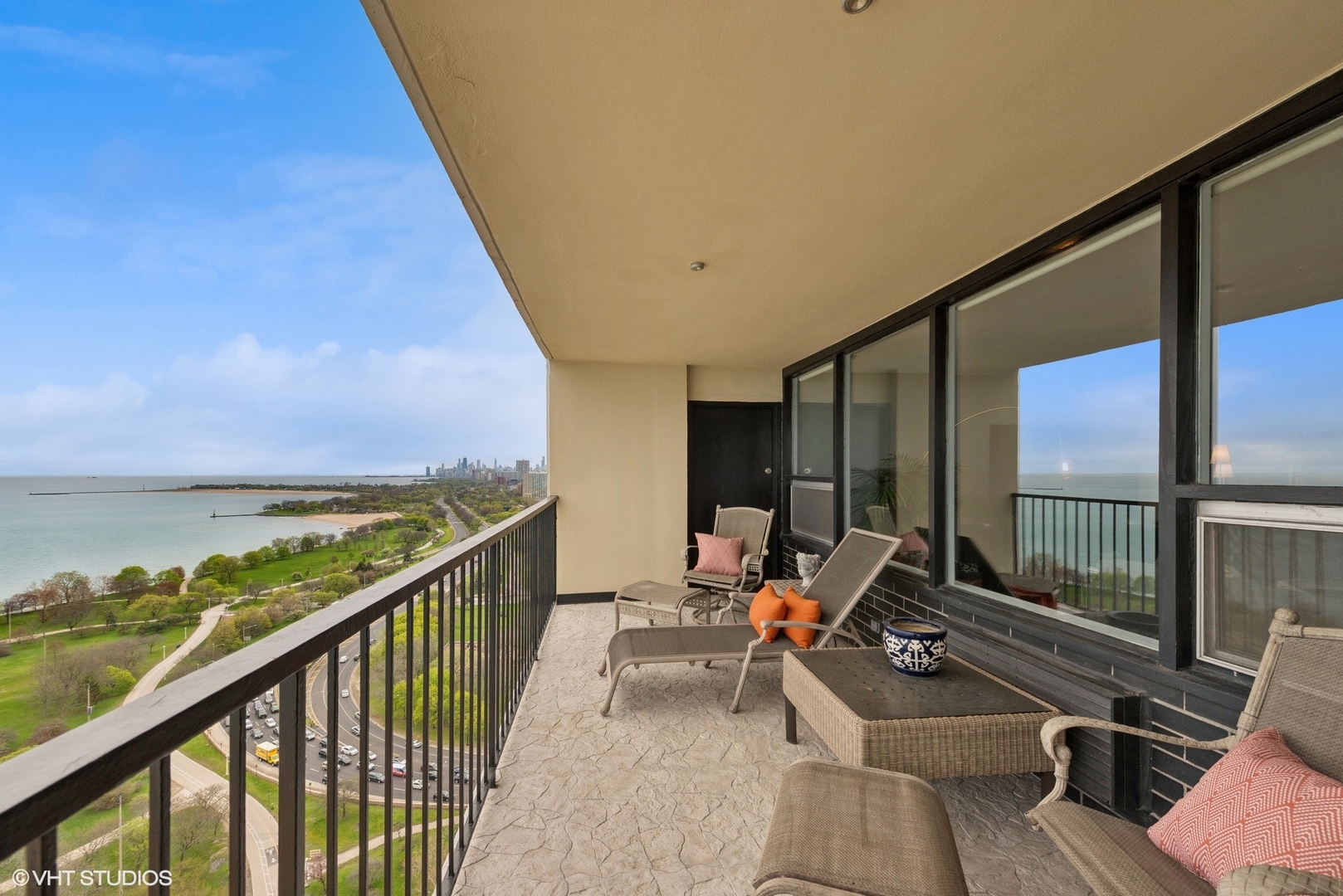 5733 North Sheridan Road, Unit 29D Chicago, IL 60660 - Photo 30 of 40 a balcony with furniture and city view