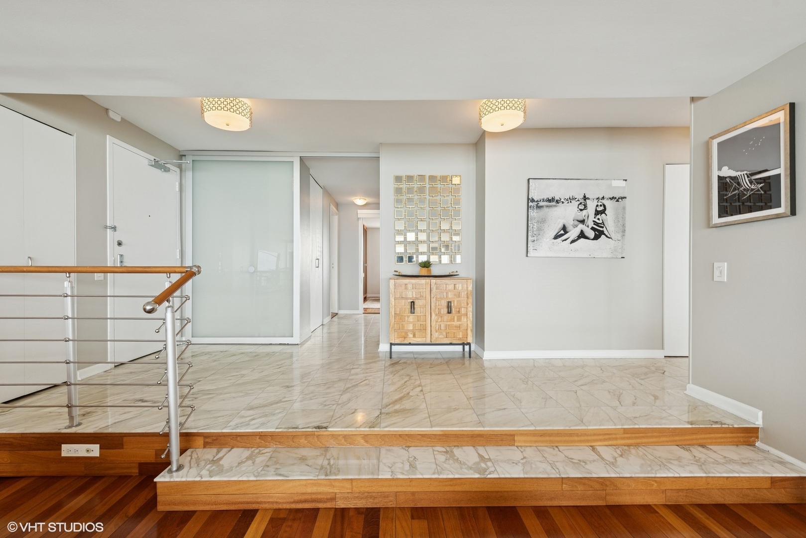 5733 North Sheridan Road, Unit 29D Chicago, IL 60660 - Photo 3 of 40 a view of a living room