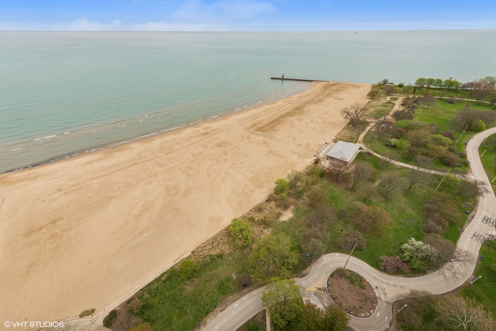 5733 North Sheridan Road, Unit 29D Chicago, IL 60660 - Photo 33 of 40 a view of outdoor space and yard