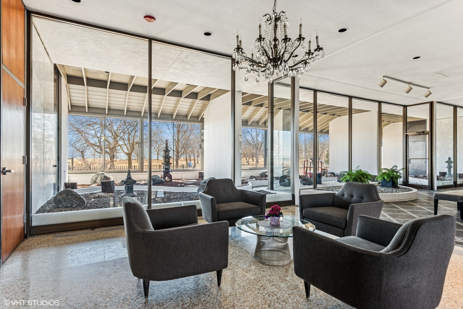 5733 North Sheridan Road, Unit 29D Chicago, IL 60660 - Photo 36 of 40 a living room with furniture and a large window