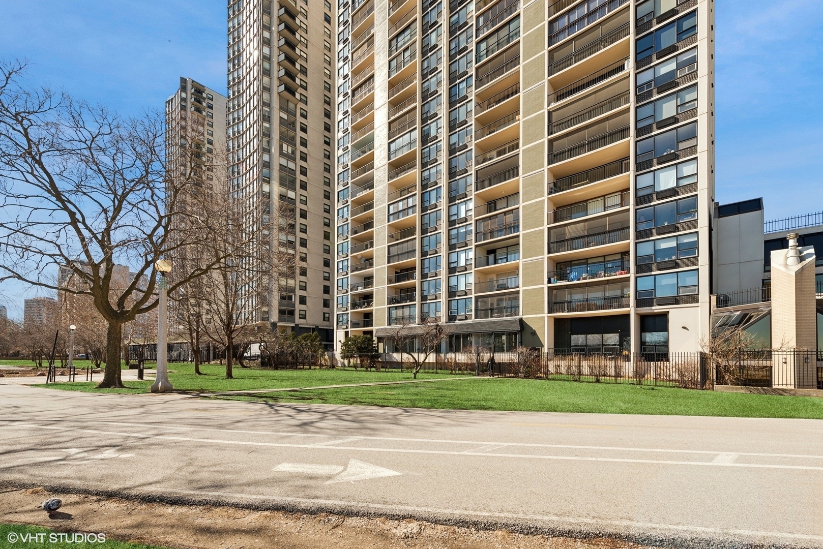 5733 North Sheridan Road, Unit 29D Chicago, IL 60660 - Photo 37 of 40 a view of a building with a yard