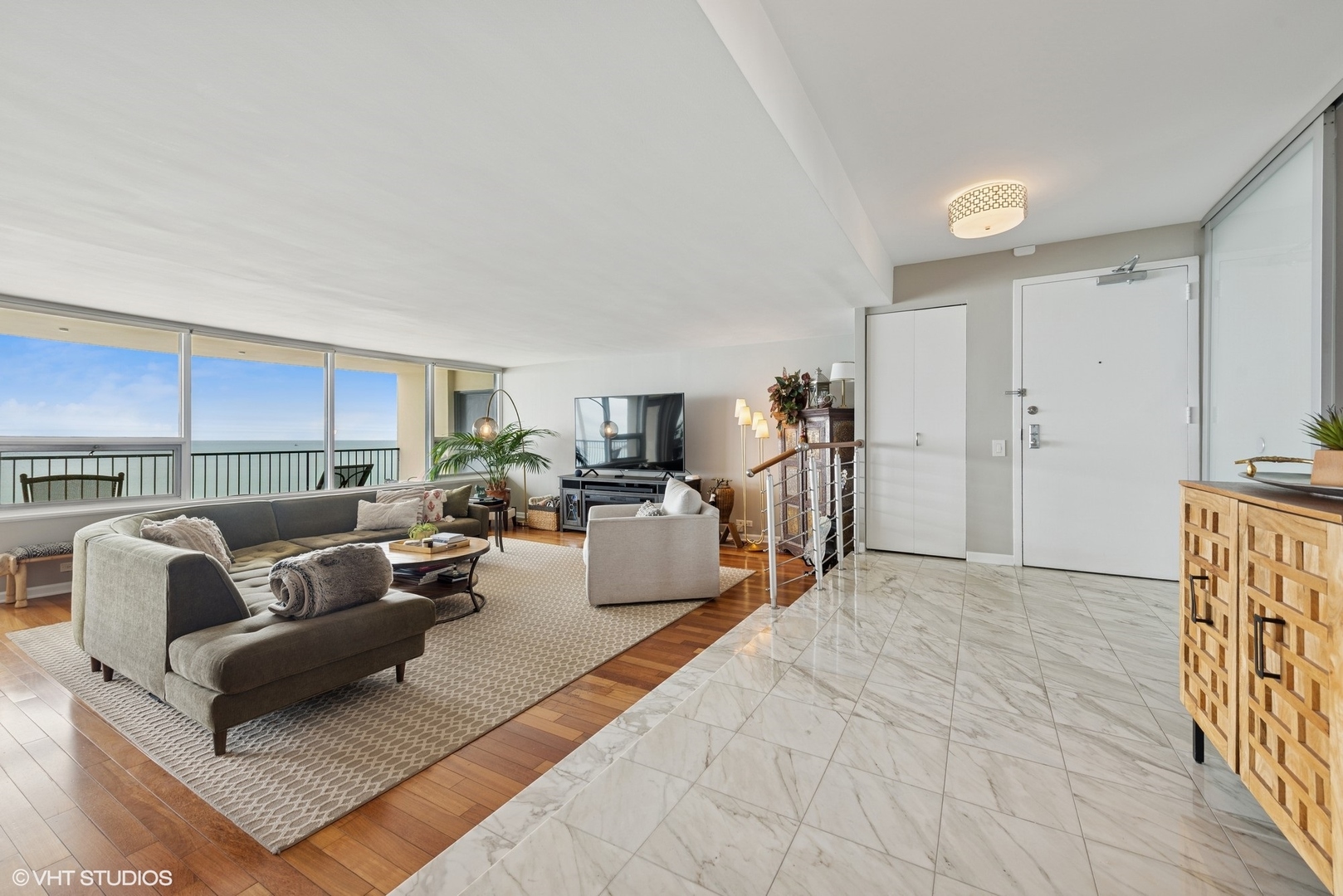 5733 North Sheridan Road, Unit 29D Chicago, IL 60660 - Photo 4 of 40 a living room with furniture kitchen view and a window