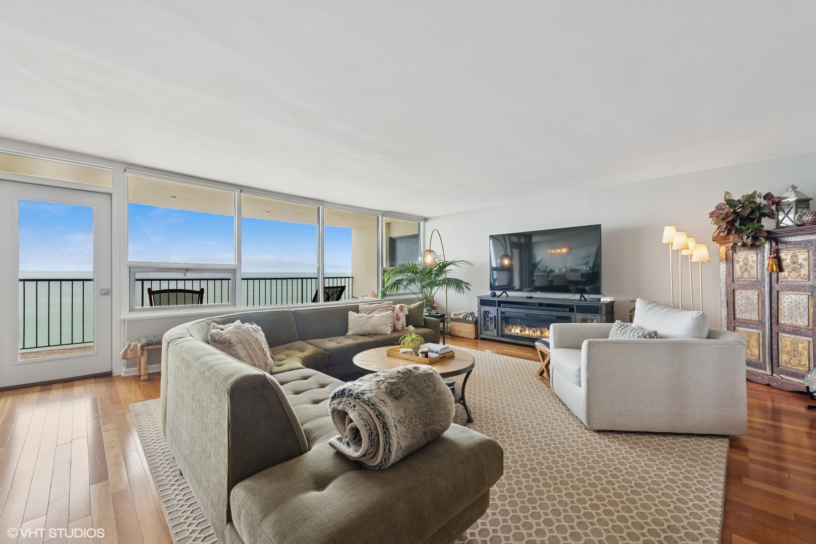 5733 North Sheridan Road, Unit 29D Chicago, IL 60660 - Photo 5 of 40 a living room with furniture and a flat screen tv