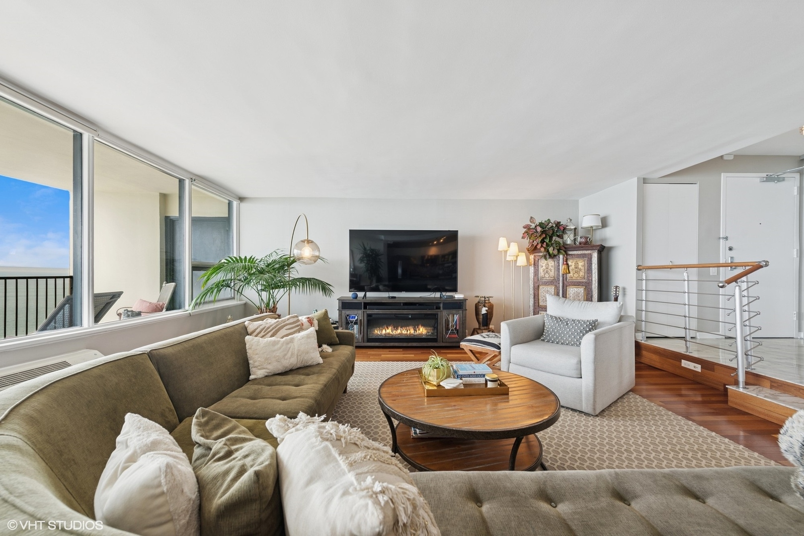 5733 North Sheridan Road, Unit 29D Chicago, IL 60660 - Photo 6 of 40 a living room with furniture and a flat screen tv