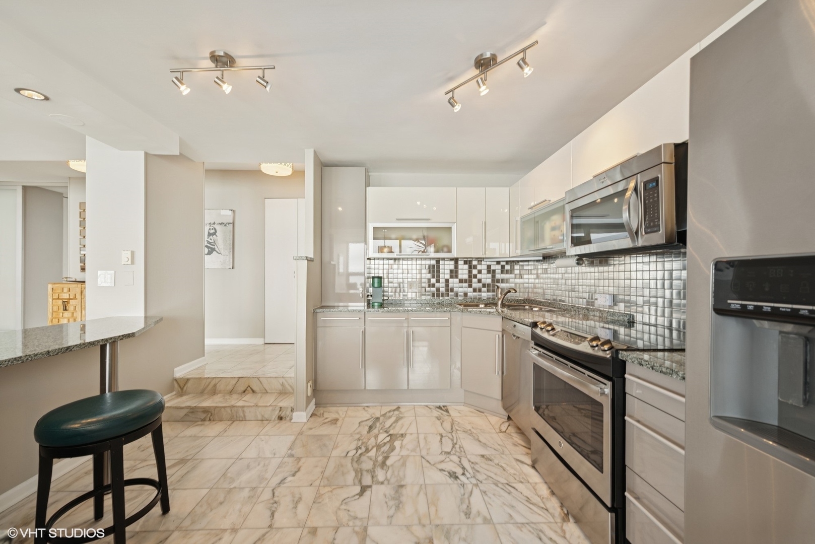 5733 North Sheridan Road, Unit 29D Chicago, IL 60660 - Photo 8 of 40 a kitchen with granite countertop a stove sink and refrigerator
