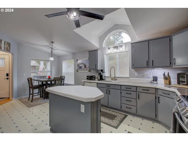 $639,900 | 2665 Whistlers Park Road, Roseburg, OR 97470