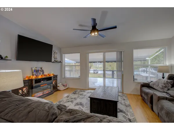 $639,900 | 2665 Whistlers Park Road, Roseburg, OR 97470